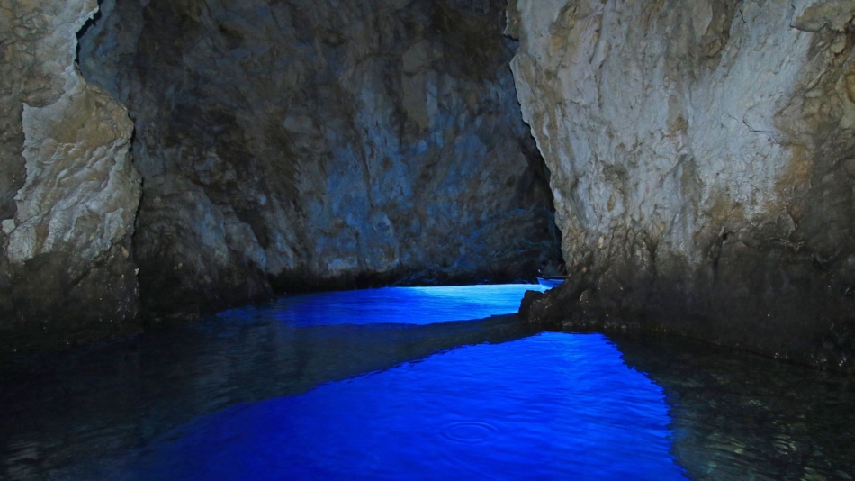 blue cave bisevo island 22y7a4rujyo9vvnztzjjtqv95yv2lv185sk